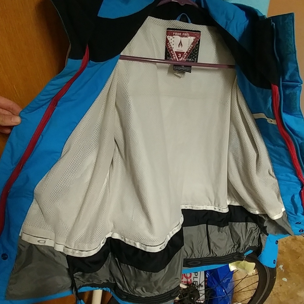 Oakley Snowboarding Jacket - image 4
